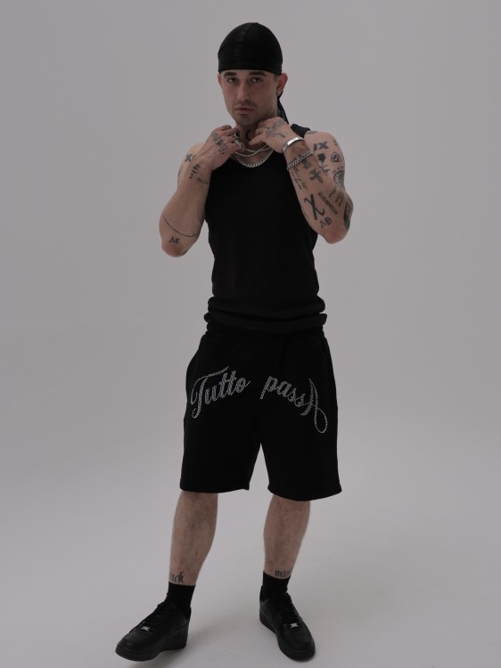 Tutto Passa shorts on model
